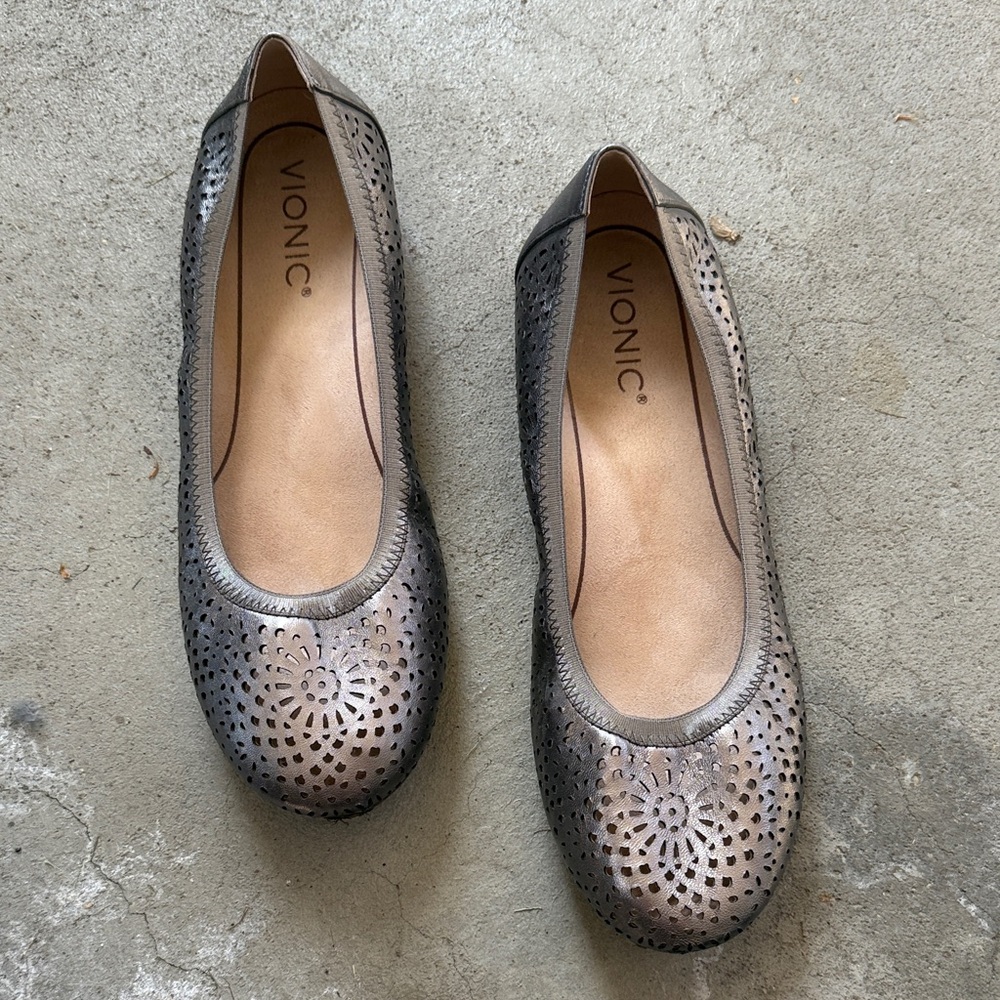 Vionic Women's Pewter Perforated Flats